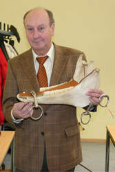 Karl-Friedrich von Holleuffer befasst sich mit dem Thema Gebisse und weist anhand eines Modells nach, dass doppelgebrochene Gebisse im Pferdemaul klemmen. Foto: Wego
